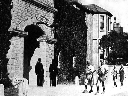 1900 photo of convicts returning to Portland Prison after working in the quarry, symbolising Lee’s “living death.